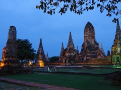 ライトアップは「ワット・チャイワッタナーラーム」でした。
中には入らず外から見るだけですが、ウヒョーとシャッター切りまくりです。
