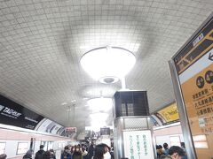 地下鉄の御堂筋線心斎橋駅で乗り換えたのですが、
レトロというかなんというか、な感じの照明が。