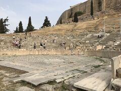 最初のスポットは、「ディオニソス劇場」。
紀元前６世紀に造られたギリシャ最古の劇場とのこと。