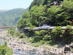 私達を担当してくれた仲居さんの勧めで杖立温泉にやってきました。
川の向こう岸にある建物は日帰り貸切風呂なんだって！
宿泊施設ではなく、お風呂に入る為だけの建物のようです。