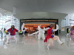 仁川空港では歓迎の舞い、いつもながら乗り継ぎ時間で飽きさせない配慮が嬉しい。成田でも大名行列や獅子舞でもやればいいのにと思ってしまう。