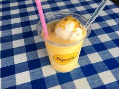 パッションフルーツスムージー美味しい～
パッションフルーツの旬な時期なのかパッションフルーツもたくさん売ってたのでお土産に買いました。
かまぼこ、サーターアンダギー、ポーポーを買ってホテルに向かます～
