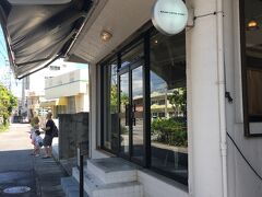 5月15日。2日目はホテルコザをチェックアウトしてモーニングを食べにクランプコーヒーストアさんに来ました。
朝9時からオープンしています。
せっかく沖縄市に宿泊したので、以前から気になっていたカフェに来てみました。
場所はマックスバリュ泡瀬店やTSUTAYA泡瀬店のある通りの向かい側になります。