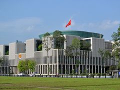 バーディン広場から見たベトナム国会議事堂
新国会議事堂：2009年10月に着工され、5年近くかけて完成した。
近代化の進むベトナムの象徴です。