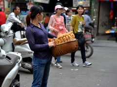 ハノイの旧市街を見学しながら歩きました。
