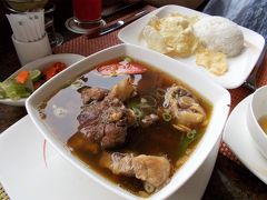 このレストランに来たのは、インドネシア料理の”ソプ・ブントゥット（Sop buntut）が目的。
コラーゲンたっぷりのオックステールのスープです。

注文を取りに来たオネエサンが「2人で1皿で充分」と言うので1つにしましたが、骨が大きくて、肉の量はさほどでなく…。