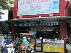 　11:30、ベンタン市場の手前でバインミ－で有名なニュ－ラン近くのHam Nghi Hで下車(6000ドン)。バインミ－の老舗店のニュ－ランは、パン、ケ－キやハムなどの肉類、果物など何でもそろっており、店内で食べることもできます。
