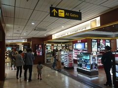 セブの空港は昔に比べてとても綺麗になり、お店も増えました。ただ、雑貨や食品系はものすごく高いです。「空港だったら高くても売れる」ということに気付いてしまったんですね。市内で100ペソで売っているお菓子が900ペソで売っている感じ。化粧品やブランド物も、日本で買ったほうが安いかも。