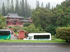 13：56
「平等院」に着いた。
中へ入りたかったが、雨が降っており傘を持っていなかったので、駐車場まで行き、少し悩み、結局そのままＵターンして帰って来てしまった。

せっかく中に入っても、ずぶ濡れではやはり失礼だ。
しかし、いつから入場料が必要になったのだろうか・・・？
