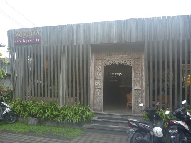 スリラティコテージズ　到着。正面はレストラン。<br />チェックインには早いので、荷物を預けて　ジャランジャランに出発します。