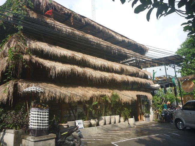 ３～４分歩くと有名ローフードカフェ　アルケミーが見えて来ます。<br />アルコールが無いので、残念ながら私達はパスです。<br />でも１度入ってみたいな。<br />