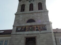 修道院の宗教施設の建物
１００２年にハンガリーの初代国王であるイシュトヴァーンによって修道院の設立が正式に認めらる。
ハンガリーでの最初のキリスト教の修道院。
１５２６年のオスマントルコ軍団による襲撃によりオスマントルコの支配下に。　オスマントルコはイスラム教徒なので、修道院の活動は禁止され、また多くの建物も破壊される。
オスマントルコによる支配は約１５０年続き、
オスマントルコによる支配から逃れられたのは１８世紀に入ってから。
１８世紀には破壊された建物の修復や改築が大々的に行われ、この建物もその時に再建されたものである・・・なかなかの古さですね！