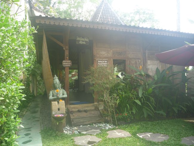 こっちしか道がなかったので、スパらしき建物の横を通って進みました。<br />どこに出るのだろう？？