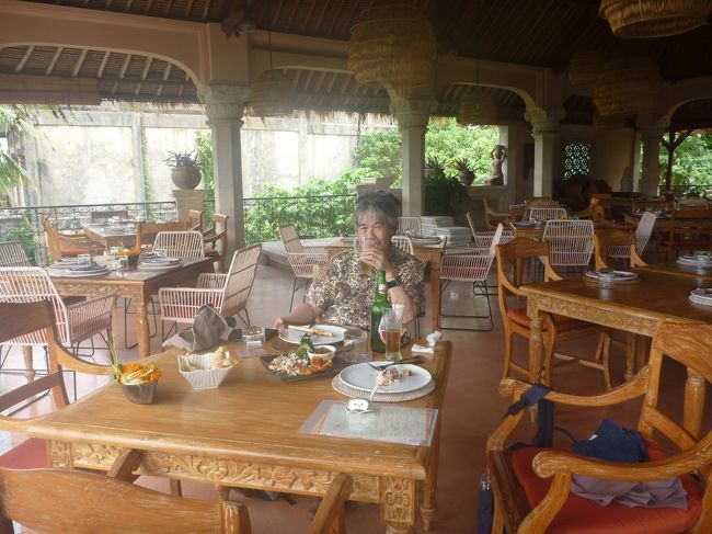 暫くして　ついにサンギンガンの通りに出ました。<br />ビンタンスーパーの横に出たのかと思ったら、もう少し北でした。正面に見覚えのある建物が・・・そう　レストラン　インダスが真正面に見えました。<br /><br />ランチにしましょう。シーズンオフなので　貸切状態。心地よい風に吹かれて、ビンタン美味い！！