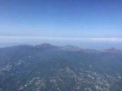 ご覧いただきありがとうございます。

いつも鹿児島空港を利用しています。
噴火してしまった硫黄岳が見えます。左にちょろっと噴煙が見えてます。
右のほうには数年前に噴火した新燃岳。