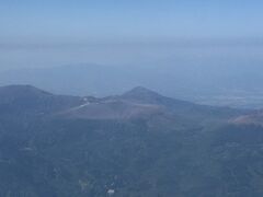 まだ草木はなく、土砂でおおわれていました。

我が家も家族で登った高千穂は、今は入山禁止だそうです。
最近霧島連山は火山活動も活発です。いい山が多いだけに、残念ですが、自然は誰にも止められません。
自然に身をゆだねていくしかないですね。

だからこそ、行けるときに行こう！の精神を大切にしたいものです。