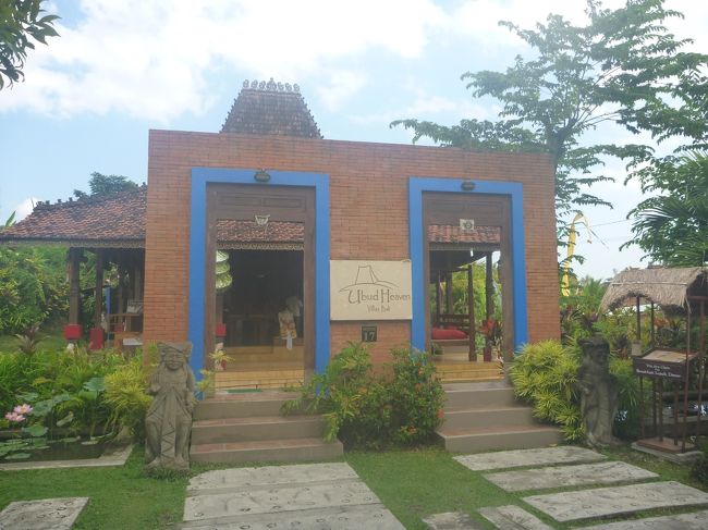 ちょっと進むと　ウブドヘブンヴィラが見えて来ました。