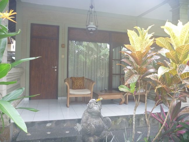 スタンダードの部屋は、特筆すべきはなし。<br />こじんまりしたホテルで、部屋も狭い。ちょっと窮屈。<br />ホテルを全般的にかなりお洒落にリノベーションしたらしいが、元は、小さなバンガローだったらしい。<br /><br />スイートの部屋を見せてもらったら、これは結構良かった。<br />スリラテコテージは、へやのランクアップがお勧めかな。<br />ホテルでゆくりするつもりではないし、部屋のチェンジや移動も面倒だし、年寄夫婦には、これでいいやって感じでチェンジしませんでしたが。