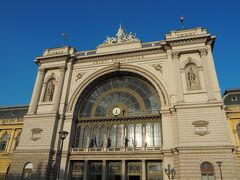 ブダペスト東駅へ歩いてすぐ（４-５分）です。
ブダペストは、ジュールよりもさらに天気が良く、この日は快晴でした。