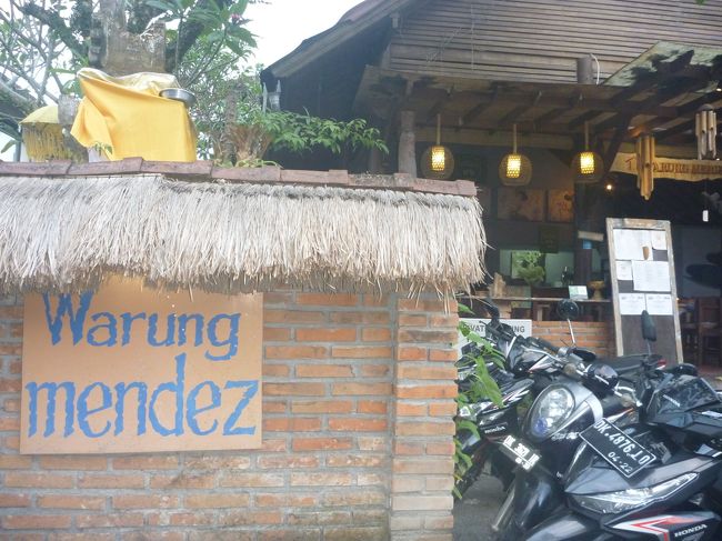 歩き回って疲れていたので、夕食は　すぐ近くのワルン　メンデズで。ちょっとローカル感のあるレストランです。<br />お客は　この辺りに住んでいる西洋人が多いという事です。<br />私達が食事中も、スタッフと親しそうな　西洋人の若者がジョークを言いながら入ってきて食事していました。<br />