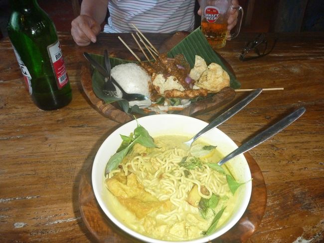 サテは美味しかったです。ミーアヤムはインスタントラーメンみたいで、あんまり美味しくなかった。