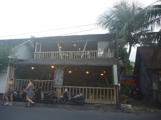 向かいは　新しいこじゃれたレストラン