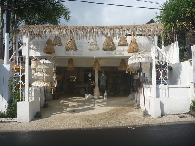 えーっ　プネスタナンにこんなお店が出現。でも何かなあ？・・・