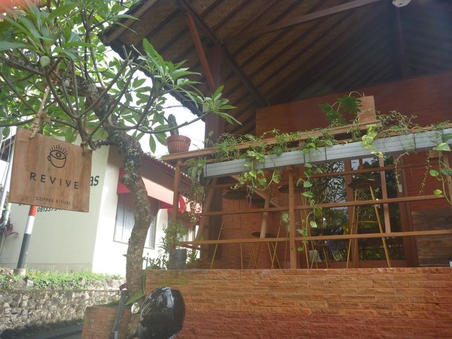 ここもお洒落なカフェです。<br />プネスタナンメインロード沿いの開発すごい勢いで進んでいました。<br />びっくりこんですわ。<br />サリオーガニック　バリブッダ　アルケミー　とオーガニックの有名店も勢ぞろい<br />プネスタナン　すご～い