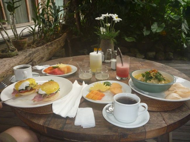 スリラテの朝食。<br />ベッグエネジェクトとブブール。