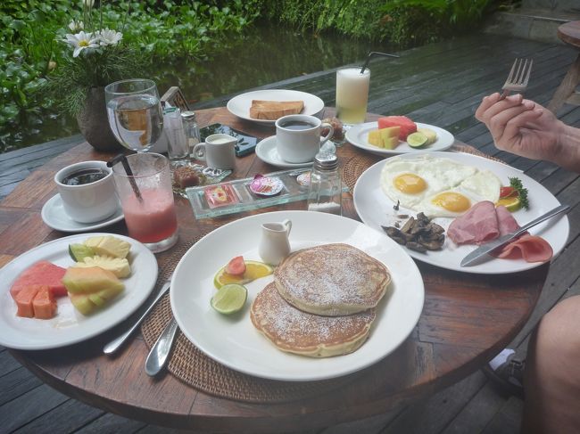 ストロベリーパンケーキ。ふんわり食感はいいのですが、生地じたいがちょっと甘すぎて、1枚がやっと。ジュースは美味しい。