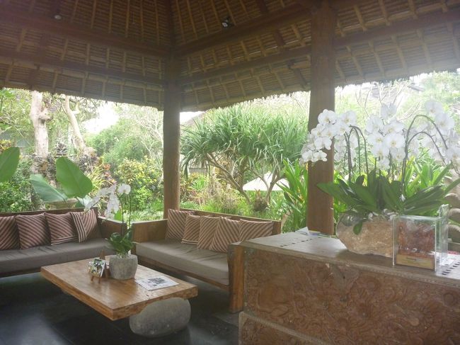 気持ちのいいフロント。午前、午後2本ずつウブドセンター行きのフリーシャトルがあります。ちょっと少ないですね。