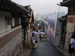 いよいよメインの場所、北村韓屋村の町並み散策です。
残念ながら、この時に雨が強く降ってきてしまいました。

昔は王族や両班のお屋敷で、今は財閥や富裕層の家になっているそうです。
ソウル市内でマンションを持って、この北村に小さくても一軒家を持つのがステータスらしいです。


