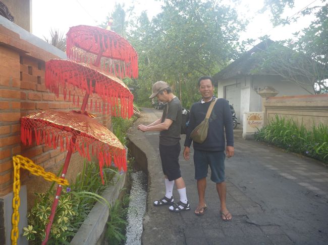 チャンプアンの尾根の散歩に行くこ事にしました。<br />ゆっくり　植物の写真を撮りながら歩きたいという夫の希望で、しんどい往路は　ずるして車で行き、復路を雑草の写真とりながら（相方の趣味）ゆっくり歩くことに決定。<br /><br />カルサカフェの少し手前で車を降りました。ドライバーさんと。植物にしか興味のない連れ合い・・・