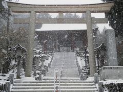 扉が硬く閉ざされた商店街を通り抜けると門前に出ました。
大鳥居と社号標。
奥に向かって長い石段が続いています。
ちなみに、この鳥居は「四の鳥居」ではなく、あくまでも「大鳥居」といいます。