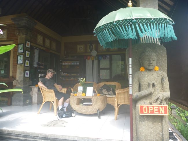 楽して車で来ると、カフェで何か飲みたいという気が起きません。<br />下から歩いてくるからこそ、ドリンクの美味しさ、カルサカフェに吹く風の心地よさが　心に染みるのだと気づいた次第です。<br /><br />そこで、カフェには行かず　ダメ元で、スパが出来るか聞いてみました。<br />