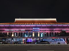 はちきれんばかりの腹を抱えて
バスで台北駅へ戻ります

新しいカメラで夜景の試し撮り
明日撮りたいものがあるので…