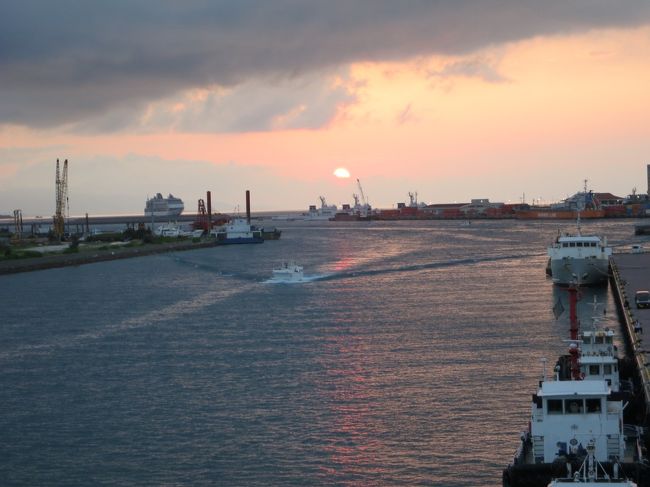 市街に戻ると夕焼けでした。いかにもお休み気分です。明日は竹富島へ行きます。