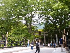 一の鳥居から古峯神社に向かいます。
古峯神社の前まで来ると、停車中の車が沢山。
時間は、9時50分位でした。
古峯神社の入口を通り過ぎた先に、大きな駐車場があって、
そちらはまだ余裕があって、無事車を停めることが出来ました。