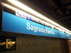 サグラダ・ファミリア駅に到着です。
地下鉄も空いていたので座って移動することができました。