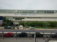 大阪空港駅からモノレールに乗り換えです。