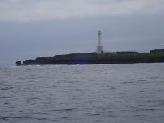 残波岬灯台の沖合に船を泊めて。
