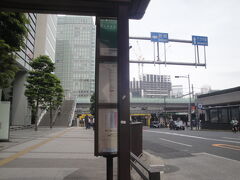 浜松町駅前でバス停見つけました。

バス停2つ目が　竹芝桟橋です。
10分待ち　バス乗りました
※　浜９５　品川ー田町ー竹芝桟橋ー大門ー東京タワー
　1時間に2本のみの運行です。