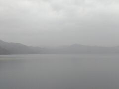 霧に煙った田沢湖の南岸を半周していきます。