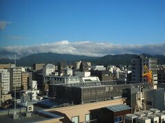 旅の三日目、7時前に目覚めてカーテンを開けると、近くの建物の屋上の先に愛宕山。
それにしても真っ青な空！　昨日の雨で空気が洗われたみたい。
昨夜購入したコンビニおにぎりで軽い朝食。
今日は比叡山、日焼け止めをしっかりつけて、荷物を京都駅へデリバリーに出して、チェックアウト。