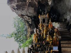 【パークウー洞窟】
絶壁に掘られた洞窟に、無数の仏像が点在している。