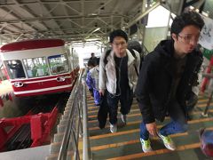 駅には売店、外に出るとタクシーとバスの乗り場があります。駅を出ると待ってましたとばかりに係の方がいて、路線バスの停留所・路線図パンフレットをくれ、乗り場の案内もしてくれました。

高野山真言宗総本山金剛峯寺サイトの“高野山全体地図”
http://www.koyasan.or.jp/wp-content/uploads/2015/03/map.pdf
真ん中上方に高野山駅、右端にこれから行く奥の院の入口“一の橋”があります。
