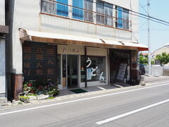 お寺の見物も終わり、駅方面に戻ります
途中で大川製麺所にお立ち寄り
工場の横っちょで食べられます的なサヌキスタイル
場所的にはここが駅から一番近く10分弱