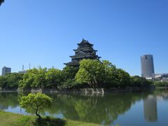 駅から10分ぐらい、てくてく歩いて広島城のお堀の所まで来ました。