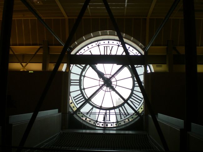 例によって美術品の写真はありません。でもバルビゾン派が好きな私にとって最高の美術館でした。時計の裏側が見えます。