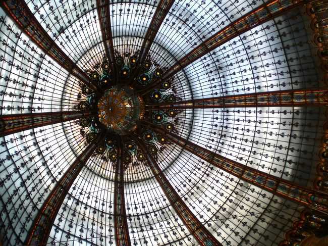 デパートに行ったときに撮影。すごい屋根ですね。